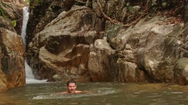 Guy swimming in river pool — Stock Video