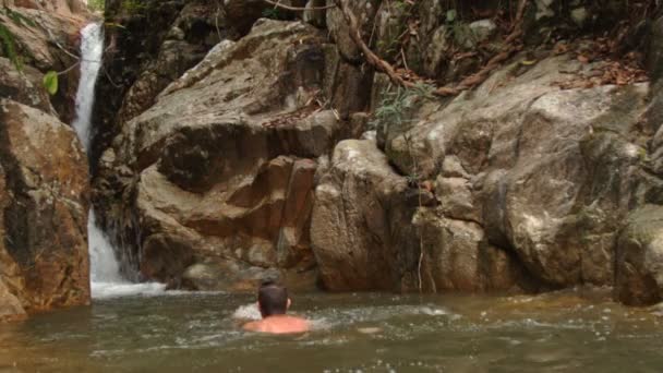 Guy swimming in river pool — Stock Video