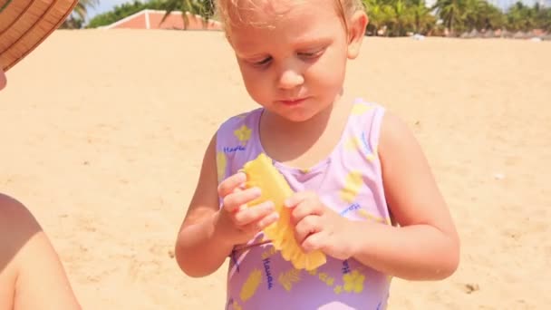 Mała dziewczynka zjada owoce ananasa — Wideo stockowe