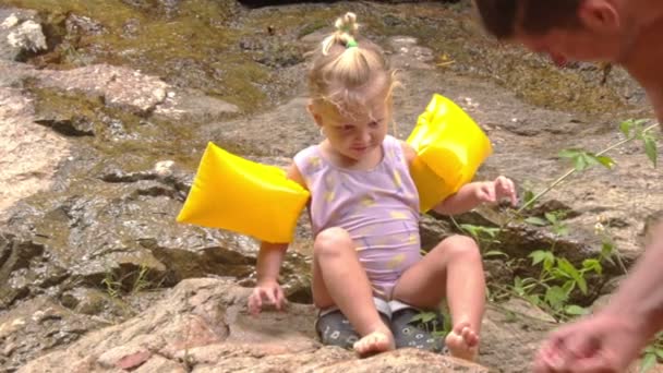 Père éclabousse l'eau sur petite fille blonde — Video