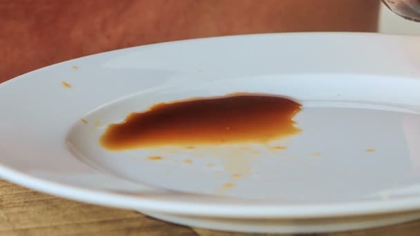 Humano vertiendo sopa de soja — Vídeos de Stock
