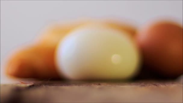 Хрустящие круассаны и яйца — стоковое видео