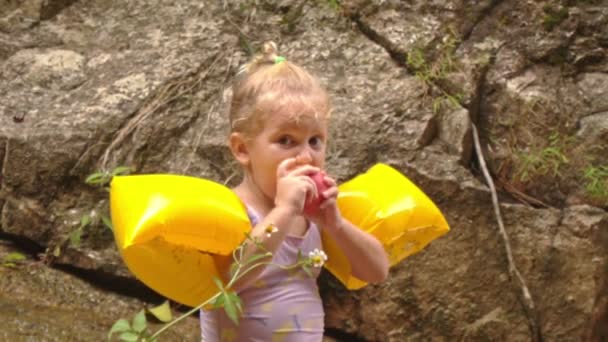 Father gives apple to little blond girl — Stock Video