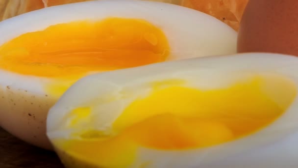 Huevo de gallina cocido — Vídeo de stock