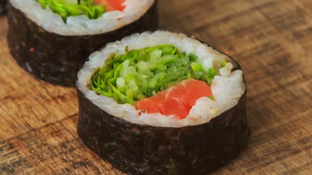 Rolos de sushi frescos — Vídeo de Stock