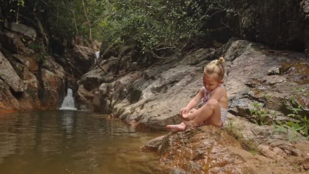 Piccola ragazza bionda in costume da bagno — Video Stock