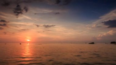 Deniz günbatımı gökyüzü üzerinde
