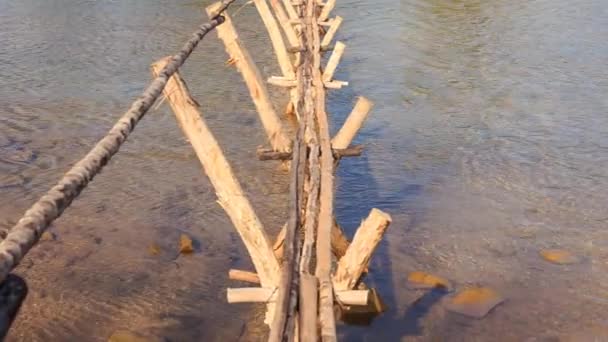 Cruzando puente de madera hecho a mano — Vídeos de Stock