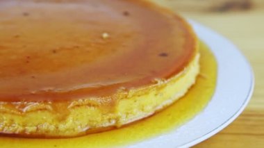 Tüm yuvarlak ev yapımı, karamel şuruplu yumuşak süt turtası.