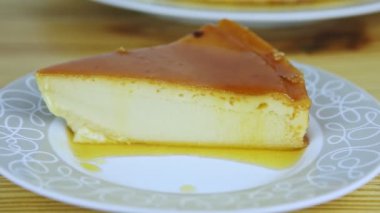 Yavaşça küçük bir parça ev yapımı sütten uzaklaşın karamel şuruplu yumuşak turta