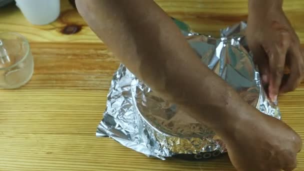 Top view närbild man händer täcka med silver folie rund bakning skålen med rå flan — Stockvideo