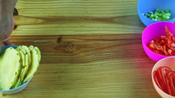 Top view man by hands czysty drewniany stół z różnych surowców w misach — Wideo stockowe