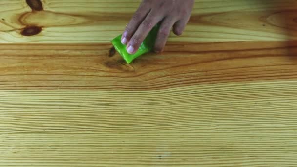 Πάνω όψη σε ανθρώπινα χέρια κομμένα με μαχαίρι το μισό από μεγάλο πράσινο γλυκό πιπέρι σε φέτες — Αρχείο Βίντεο