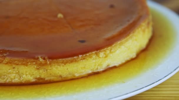 Primo piano panorama a tutto fatto in casa flan morbido con sciroppo di caramello marrone — Video Stock