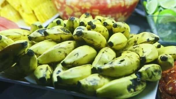Widok z bliska na dużą grupę dojrzałych bananów żółtych w żywności sąd asortyment — Wideo stockowe