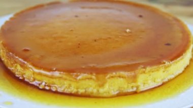 Karamel şurubuyla ev yapımı yumuşak turtayı yavaşça yakınlaştır