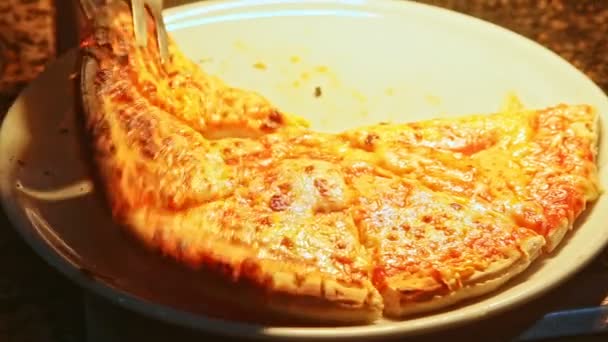 Zbliżenie kucharz przez ręce wziąć plastry mięsa i sera pizza z białego talerza — Wideo stockowe