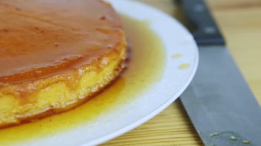 Tüm yuvarlak ev yapımı, karamel şuruplu yumuşak süt turtası.