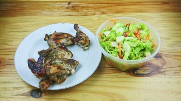 Arriba ver zoom en la mitad de pollo al horno y ensalada de verduras frescas en rodajas — Vídeo de stock