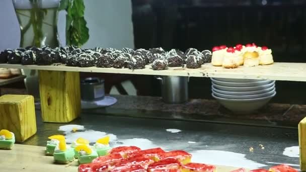 Τουρίστες λαμβάνουν γλυκά από το δικαστήριο τροφίμων με διάφορα γλυκά κομμάτια κέικ ποικιλία — Αρχείο Βίντεο