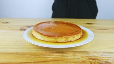 Büyük bir bıçakla yavaşça insana yaklaş ve karamel şurubuyla turtayı dilimlemeye başla.