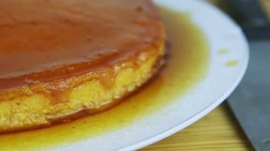 Tüm yuvarlak ev yapımı karamel şuruplu yumuşak meyveli panorama.