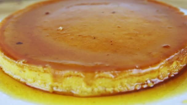 Yuvarlak ev yapımı, karamel şuruplu yumuşak sütlü tart. — Stok video