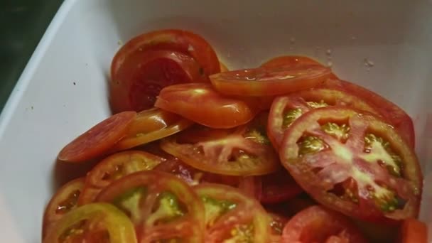 Närbild panorama från skål med tomatskivor till tallrik med hackad sallad — Stockvideo