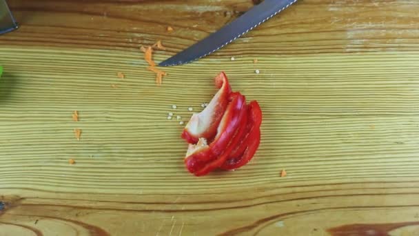 ナイフで人の手を塞ぐ上からの眺め甘い赤ピーマン — ストック動画