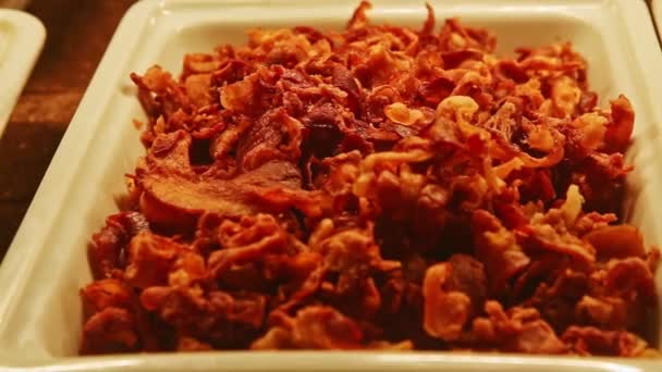 Vue rapprochée à plat blanc profond avec des bandes croustillantes de tranches de bacon à la cour de nourriture — Video