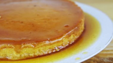 Yavaşça panorama kapanışı. Ev yapımı yumuşak karamelli tart.