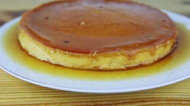 Dilimlenmiş ev yapımı yumuşak karamelli tarttan yavaşça uzaklaşın.