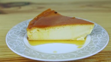 Karamel şurubuyla küçük bir parça yumuşak turta dilimle.