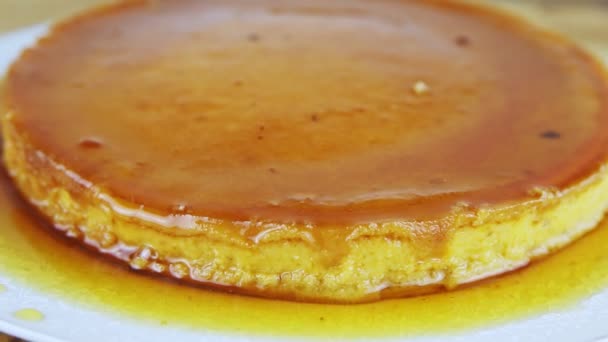 Lentamente zoom fora de todo redondo flan macio caseiro com xarope de caramelo — Vídeo de Stock