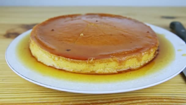 Slowly zoom in at whole round homemade soft flan with caramel syrup — Stock Video