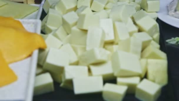 Zbliżenie ostrość wewnątrz i na zewnątrz z różnych rodzajów plasterków sera w Food Court — Wideo stockowe