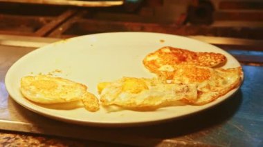 Beyaz tabakta yakın plan panorama, yumurta sarısı ve sahanda yumurta.