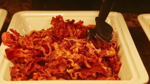 Panorama rapproché du bol avec des lanières de bacon croustillantes aux morceaux de pommes de terre bouillis — Video