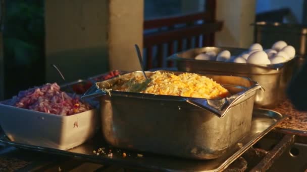 Yemeklerde yavaş yavaş panorama pişmiş sebzeler ve haşlanmış yumurtalarla. — Stok video