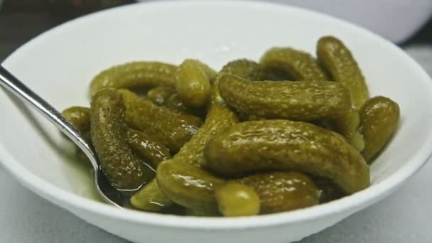 Panorama de primer plano de cuenco con pepinos en escabeche a plato con aceitunas marinadas — Vídeo de stock