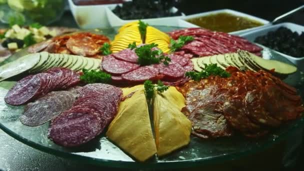 Panorama lent de l'assortiment avec du fromage, du bacon et des tranches de salami à l'aire de restauration — Video