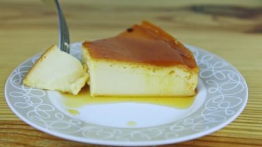 Yakın plan erkek elleri karamel şuruplu ev yapımı yumuşak turta parçalarını alır.