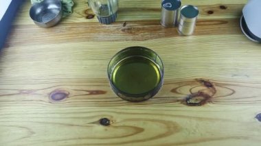 Erimiş karamelaya zum yap, ahşap masada yuvarlak pişirme şeklinde servis yap.