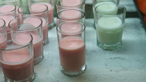 Panorama zbliżenie w bogatym asortymencie galaretki owocowej i kolorowy jogurt w restauracji — Wideo stockowe