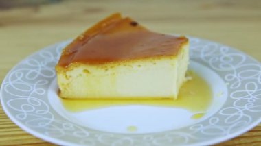 Yuvarlak tabakta karamel şurubuyla küçük bir parça sütten uzaklaşın.