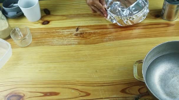 Top view on man by hands sätter rund bakning skålen i folie i stor kastrull med vatten — Stockvideo