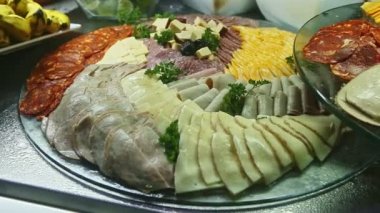 Yemek salonundaki peynir, pastırma ve salam dilimlerine yakınlaş.