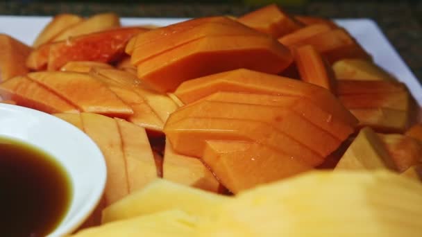 Yiyecek reyonundaki dilimlenmiş tropikal papaya meyvelerine yakından bakın. — Stok video