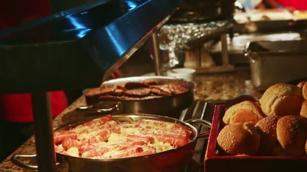 Асортимент харчового двору з булочками, смаженим м'ясом, ковбасками з сиром — стокове відео