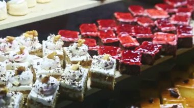 Meyveli cheesecake ve pasta çeşitlerinden oluşan panorama.
